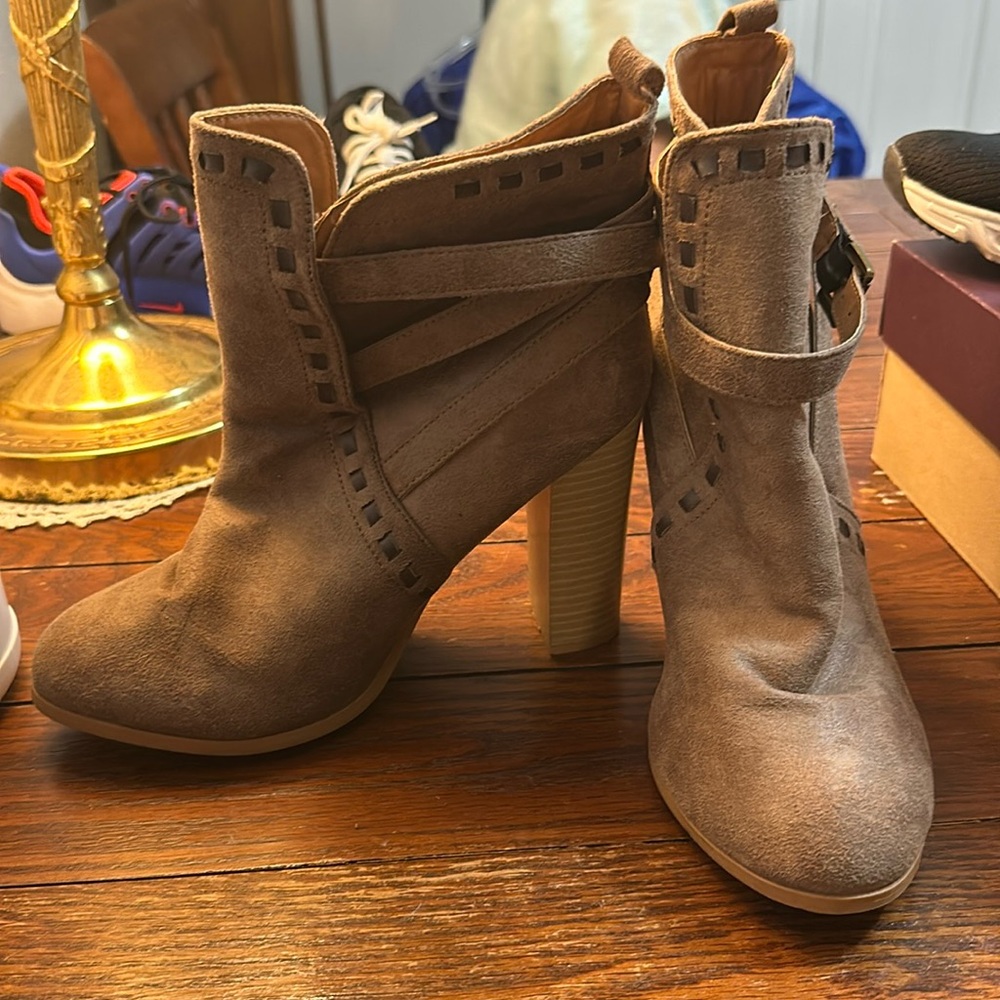 Women’s size 9 heeled booties